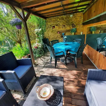 Le Logis Des 3 Coeurs Aeiou Bed and Breakfast Saint-Cernin-de-lʼHerm